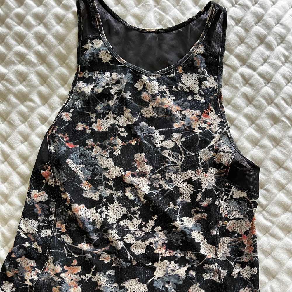 Unique Lululemon top
